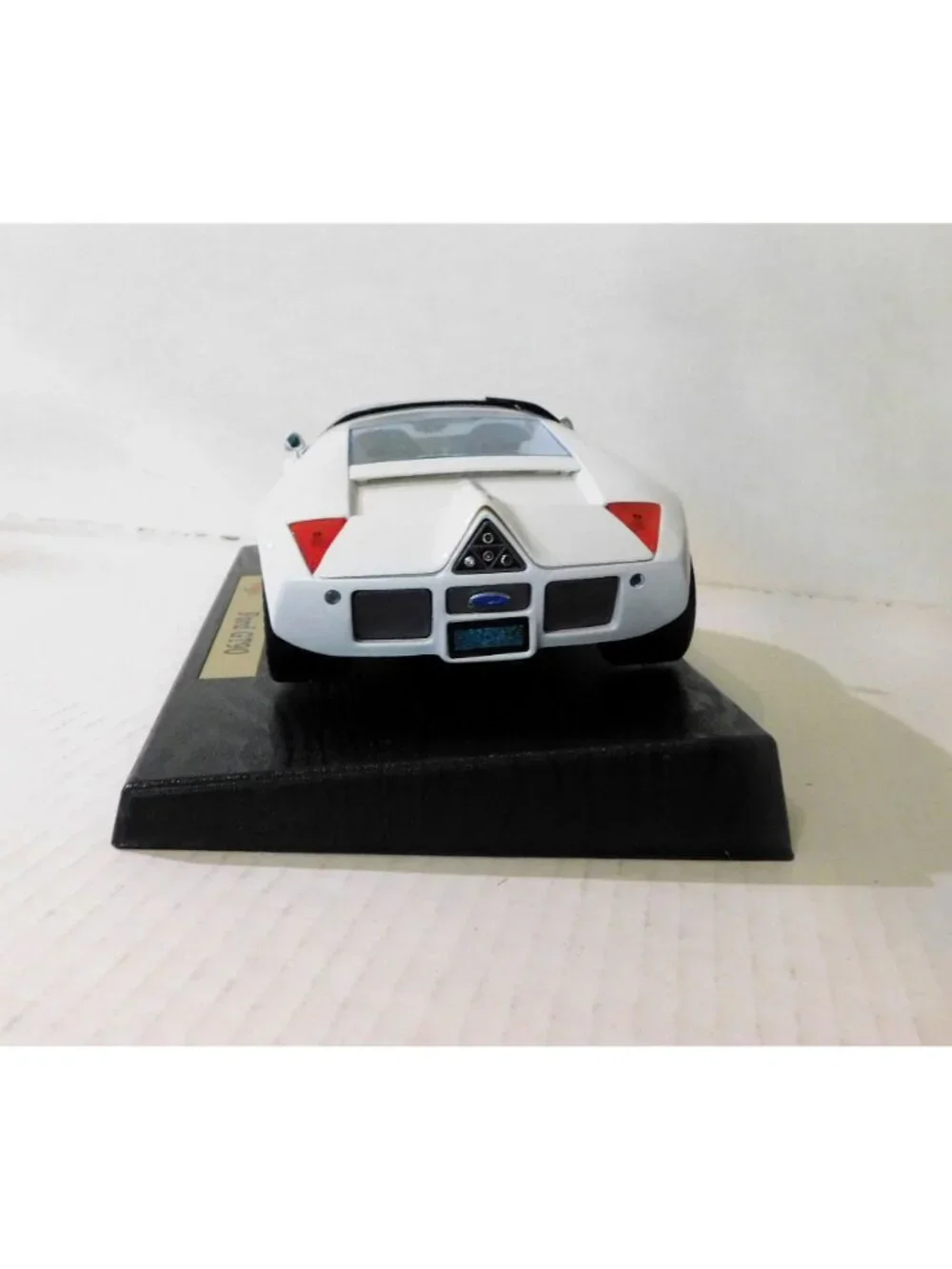 Maisto Special Edition Ford GT90 White 1:18 Diecast Scale Model